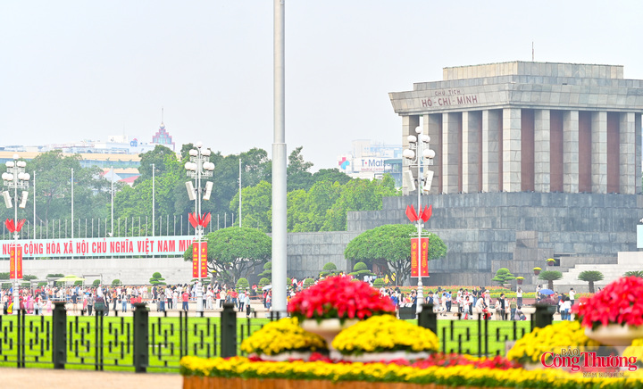 Những ngày cuối tháng 8, không gian Hà Nội tràn ngập sắc đỏ thiêng liêng của cờ Tổ quốc, không khí mừng đại lễ 2/9 đang lan tỏa khắp Thủ đô. Những cụm pa-nô, áp phích khổ lớn nổi bật trên các tuyến phố trung tâm như tiếp thêm niềm tự hào về trang sử chói lọi của Cách mạng Tháng Tám và Quốc khánh 2/9.