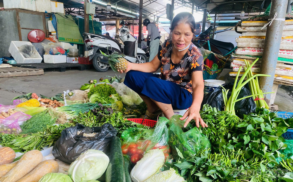 Bà Thúy một tiểu thương bán rau tại chợ cho biết, rau thì là hiện có giá bán 190.000 đồng/kg, trong khi trước đây chỉ 40.000-45.000 đồng/kg. Rau mùi có giá 160.000 đồng/kg, tăng gấp 3 lần so với trước. Rau muống từ 7.000 đồng/bó tăng lên 12.000 đồng/bó. Hành lá từ 30.000 đồng/kg tăng lên 70.000 đồng/kg. clo_br_z8232013369301-1d718df7116ceaadd19edd59931b14df.jpg