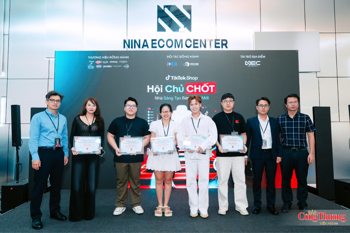 TikTok Shop trao giấy chứng nhận hoàn thành nội dung đào tạo cho các nhà sáng tạo.
