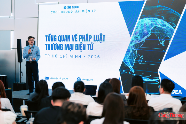 Đại diện Cục Thương mại điện tử (Bộ Công Thương) chia sẻ về pháp luật về thương mại điện tử và thuế cho nhà sáng tạo bán hàng.