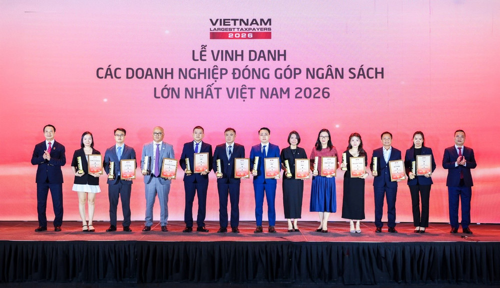 Đại diện Tân Á Đại Thành cùng các doanh nghiệp trên sân khấu Lễ tôn vinh PRIVATE 100. word-9aeji8.jpg