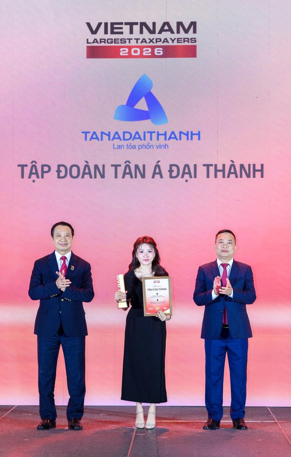 PTGĐ Tập đoàn Tân Á Đại Thành Nguyễn Phương Anh nhận vinh danh tại Lễ tôn vinh PRIVATE 100 ngày 15/9 vừa qua word-9aeji8-3322.jpg