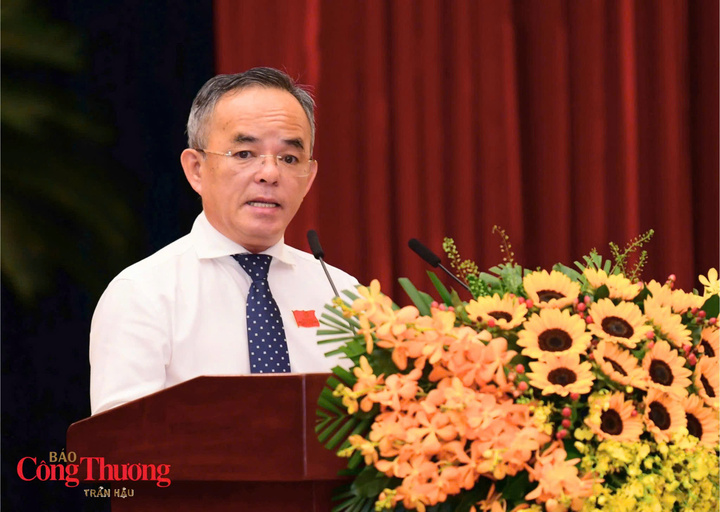 Chánh Văn phòng Đoàn ĐBQH và HĐND Thành phố Võ Anh Tuấn đã trình bày báo cáo tổng hợp ý kiến thảo luận tại các Tổ đại biểu diễn ra chiều 21/9.
