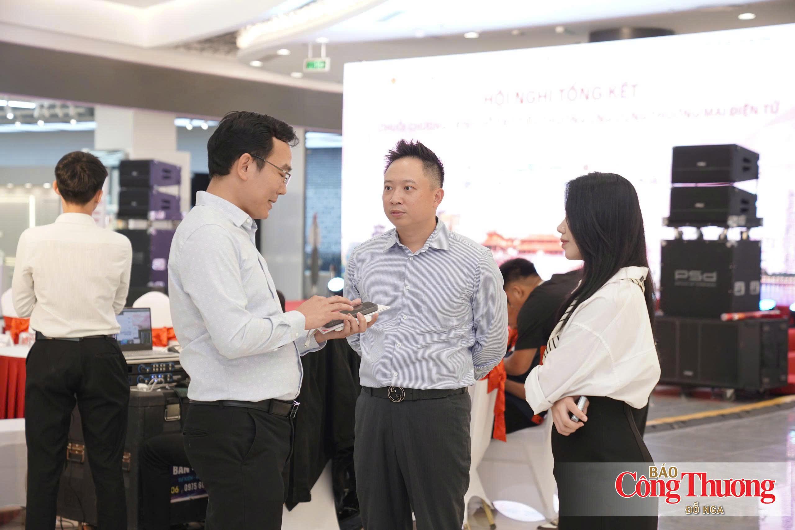 Ông Võ Văn Khanh (ngoài cùng bên trái) trao đổi với các đơn vị đồng hành cùng Chương trình Hỗ trợ tiểu thương ứng dụng thương mại điện tử.