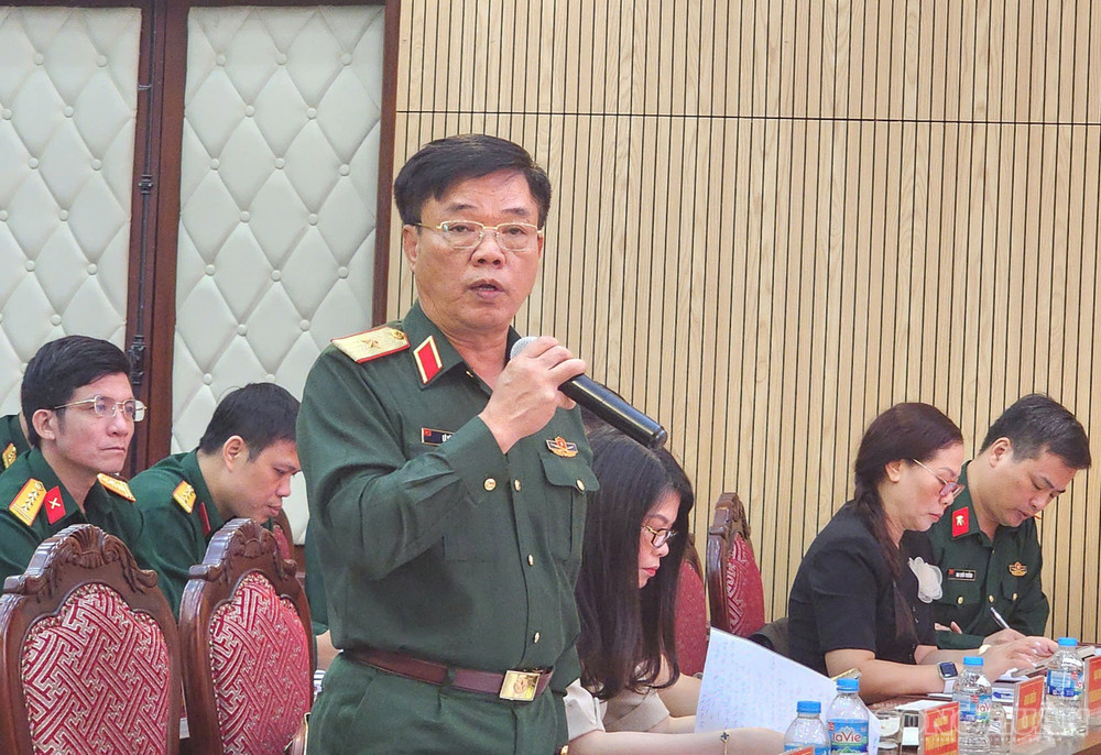 Đại diện các cơ quan của Bộ Quốc phòng trao đổi thông tin với báo chí. clo_br_61.jpg