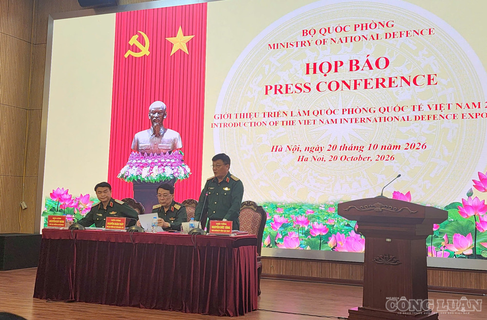 Thiếu tướng Nguyễn Đức Tăng, Phó Chính ủy Tổng cục Công nghiệp quốc phòng trao đổi với các phóng viên tại họp báo. clo_br_64.jpg
