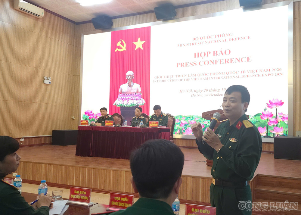 Đại diện Cục Tuyên huấn trao đổi thông tin với báo chí. clo_br_63.jpg