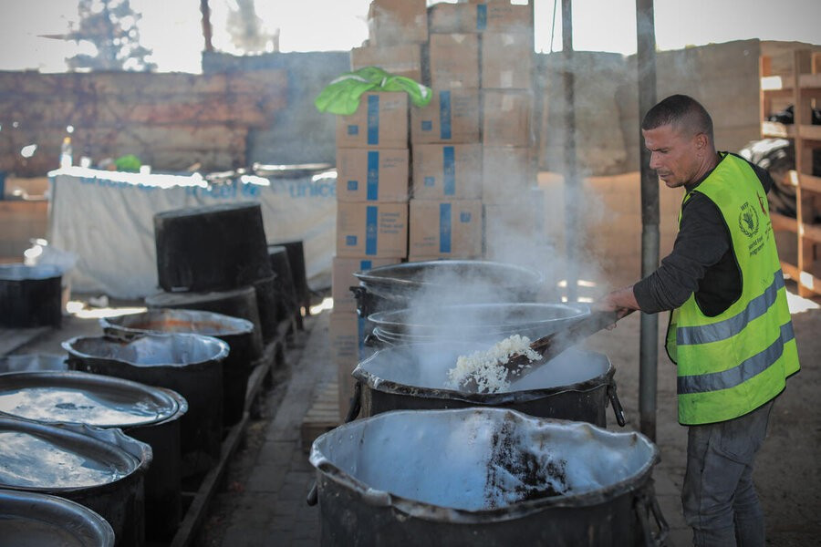 Một điểm cung cấp đồ ăn nóng của WFP tại Gaza. Ảnh: WFP/Mohamed Hinnawi wf11199029-20260504-wfp-mohamed-hinnawi-hot-meals-provided-via-a-community-kitchen-in-khan-younis-57a3919.jpg