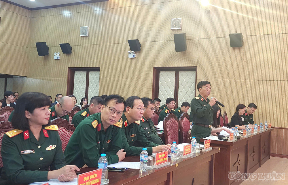 Đại diện các cơ quan của Bộ Quốc phòng trao đổi thông tin với báo chí. clo_br_62.jpg