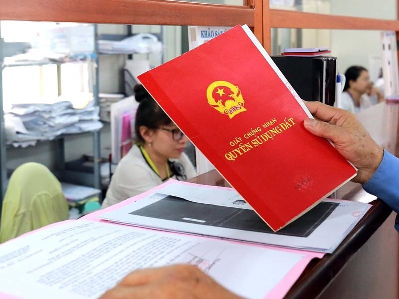Quảng Ninh cần chú trọng xử lý hồ sơ tồn đọng, đẩy nhanh cấp 'sổ đỏ' cho người dân. Ảnh minh họa - CP the-chap-giay-chung-nhan-quyen-su-dung-dat.jpg